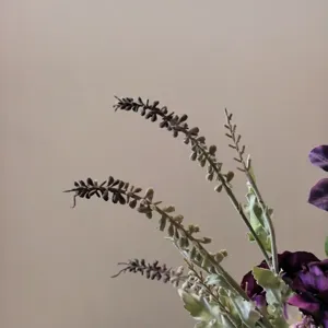 Détail de tige de fleur de lavande violette artificielle et bouquet décoratif gros plan