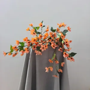 Oranje kunstmatige orchidee bloemtakken voor DIY ambachten, haaraccessoires en decoratie.