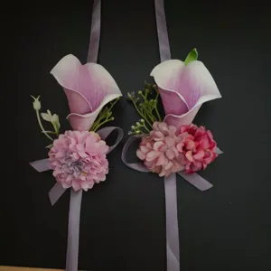 Dettaglio di fiori artificiali calla e dalia viola chiaro per braccialetto da sposa.