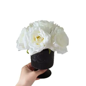 Weißer künstlicher Seidenrosen Blumenstrauß mit schwarzer Vase Hochzeitsdeko