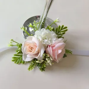 Primer plano de arreglo floral de rosas artificiales rosas y blancas para decoración