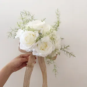 Bouquet de mariée en roses artificielles blanches avec ruban de jute pour mariage.