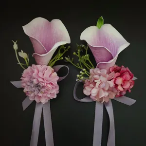 Primo piano dettagliato di fiori da polso artificiali con gigli calla e ortensie.
