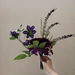 Détail de bouquet de fleurs artificielles violettes, arrangement floral pour mariage et déco.