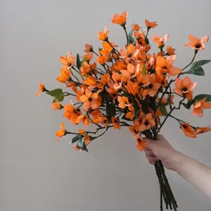 Oranje kunstmatige orchideeën bloemenboeket voor DIY haaraccessoires en reisfoto decoratie