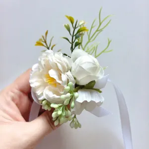 Λεπτομέρεια λευκού τεχνητού λουλουδιού boutonnière, κομψό corsage γάμου για γαμπρό.