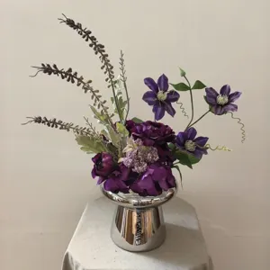 Bouquet de fleurs artificielles violettes arrangement avec vase argenté mariage