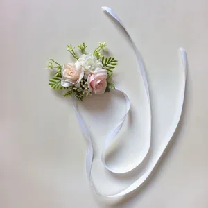 Corsage de muñeca de flor artificial rosa con cinta blanca para fotografía de boda detalle