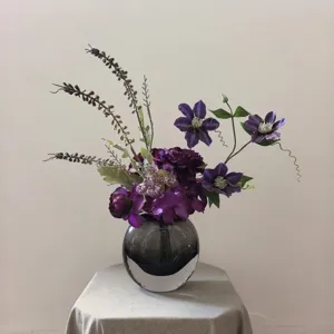 Bouquet de fleurs de clématite violette artificielle en vase en verre décoration d'intérieur