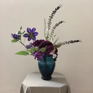 Bouquet de fleurs artificielles violettes mariage arrangement floral avec vase en verre.