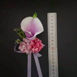 Fiore da polso calla artificiale vista dettaglio, elegante decorazione floreale nozze