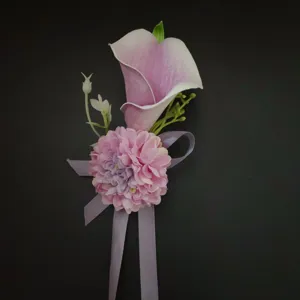 Primo piano dettagliato di calla artificiale viola chiaro e fiore da polso dalia.