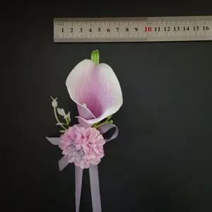 Vista dettagliata del fiore da polso in calla e ortensia artificiale viola chiaro con un righello.