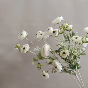 Weiße künstliche Ranunkel Blume Detailansicht, Seidenblumenstiel, realistische Pflanze.
