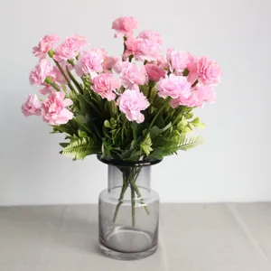 Bouquet di garofani artificiali rosa con vaso in vetro, fiori di seta per decorazioni e matrimoni.