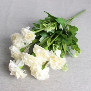Vista dettagliata del bouquet di garofani artificiali a 10 teste con foglie verdi per decoro.