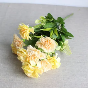 Primo piano dettaglio di mazzo di fiori di garofani gialli artificiali per arredo.