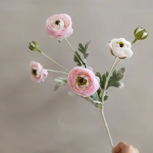 Hochwertige 6 Köpfe künstliche Ranunkeln Samt gefälschte Blumen für Heimhochzeitsdekoration.