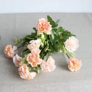 Vista dettagliata del bouquet di fiori di garofano artificiale per oggetti di scena.