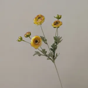 Künstlicher Ranunkel Blumenstiel Detailansicht, realistische Seidenblumen Deko für Zuhause.