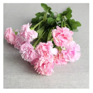 Mazzo di garofani artificiali rosa, primo piano dettagliato per decorazione domestica.
