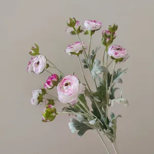 Nahaufnahme Detail des 6-Kopf beflockten Ranunkel Kunstseidenblumen in weichem Rosa.
