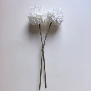 Primer plano de tallos de flores artificiales blancas, ideal para decoración y fotografía.