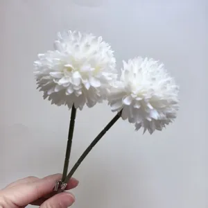 Primer plano de los detalles del tallo de la flor de crisantemo artificial blanca para decoración.