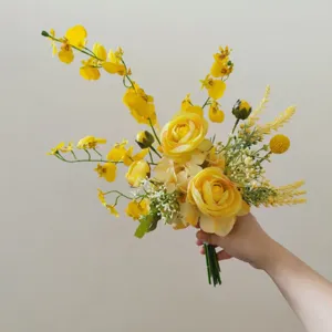 Vue rapprochée détaillée d'un bouquet de fleurs artificielles jaunes pour la table.