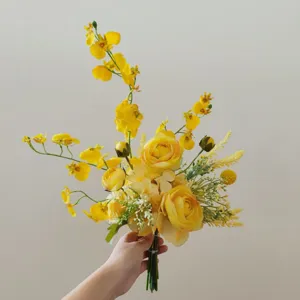 Bouquet de fleurs artificielles jaunes pour décoration d'intérieur et arrangement floral.