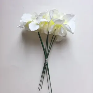 Vista detallada de un ramo de flores de orquídea blanca artificial para decoración.