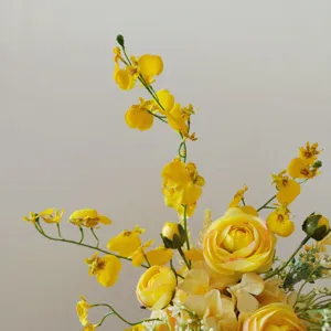 Bouquet de fleurs artificielles en soie jaune élégant pour décoration de maison et table détail.
