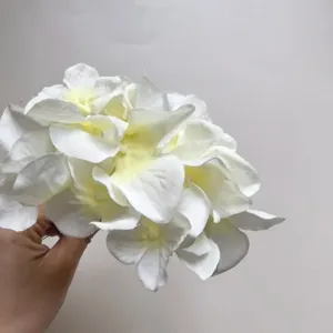 Primer plano de los detalles de los pétalos de flores de hortensia blanca artificial.