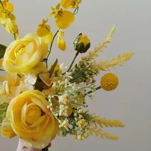 Vue rapprochée d'un bouquet de fleurs artificielles en soie jaune pour une belle décoration.