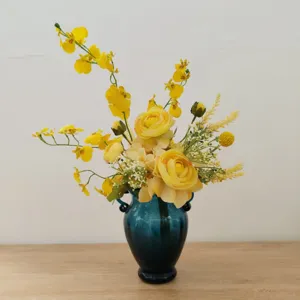 Vue rapprochée détaillée d'un arrangement de fleurs artificielles jaunes en vase pour décor.