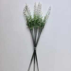 Vista detallada de tallos florales blancos artificiales para manualidades y decoración.