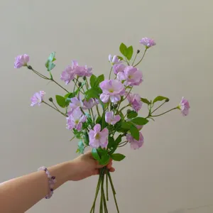 Detailansicht künstlicher lila Blumenstrauß, Simulations-Hahnenfuss-Gesteck für DIY Dekoration.