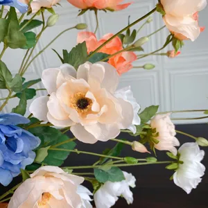 Primo piano di fiori di seta artificiale, bouquet di peonie e rose per decorazione.