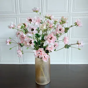 Bouquet di fiori di anemone rosa artificiali in vaso di vetro per decorazione matrimoni.