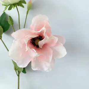 Dettaglio fiore di seta anemone artificiale rosa, elegante decorazione matrimonio casa.