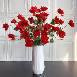 Bouquet di fiori di seta di anemone rosso artificiale in vaso bianco scanalato per decorazioni