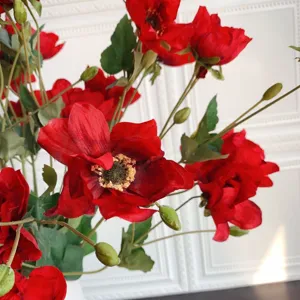 Dettaglio decorazione di fiori di seta artificiale rossa per matrimonio e casa dolce