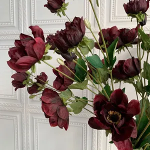 Primo piano dettagliato di fiori di anemone artificiali rosso scuro, elegante decorazione.