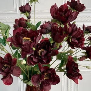 Vista dettagliata di un bouquet di peonie artificiali rosso scuro per decorazioni.