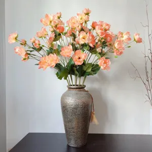 Bouquet di fiori artificiali con vaso in ceramica per decorazioni casa matrimonio immagine principale