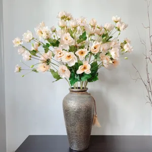 Mazzo di fiori artificiali in vaso di ceramica testurizzato per decorazione di interni.