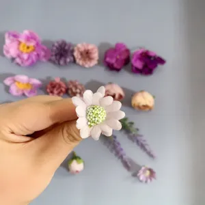 Vue détaillée de têtes de fleurs artificielles assorties pour accessoires de coiffure DIY.