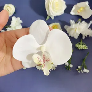 Détail de tête de fleur d'orchidée artificielle blanche, idéal pour accessoires DIY et photos.
