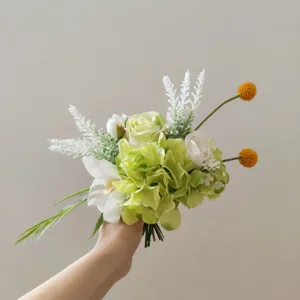 Detail d'un bouquet de fleurs artificielles blanc et vert, composition florale realiste deco.