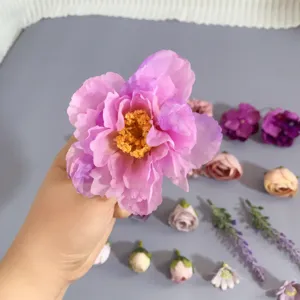 Tête de fleur artificielle mauve pour loisirs créatifs et beaux accessoires cheveux.